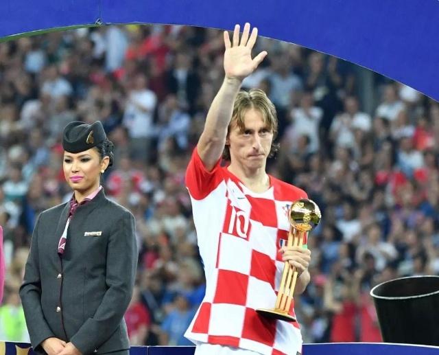 西甲西乙赛季中场休息：皇家奥维耶多与体育俱乐部的悬崖边舞蹈