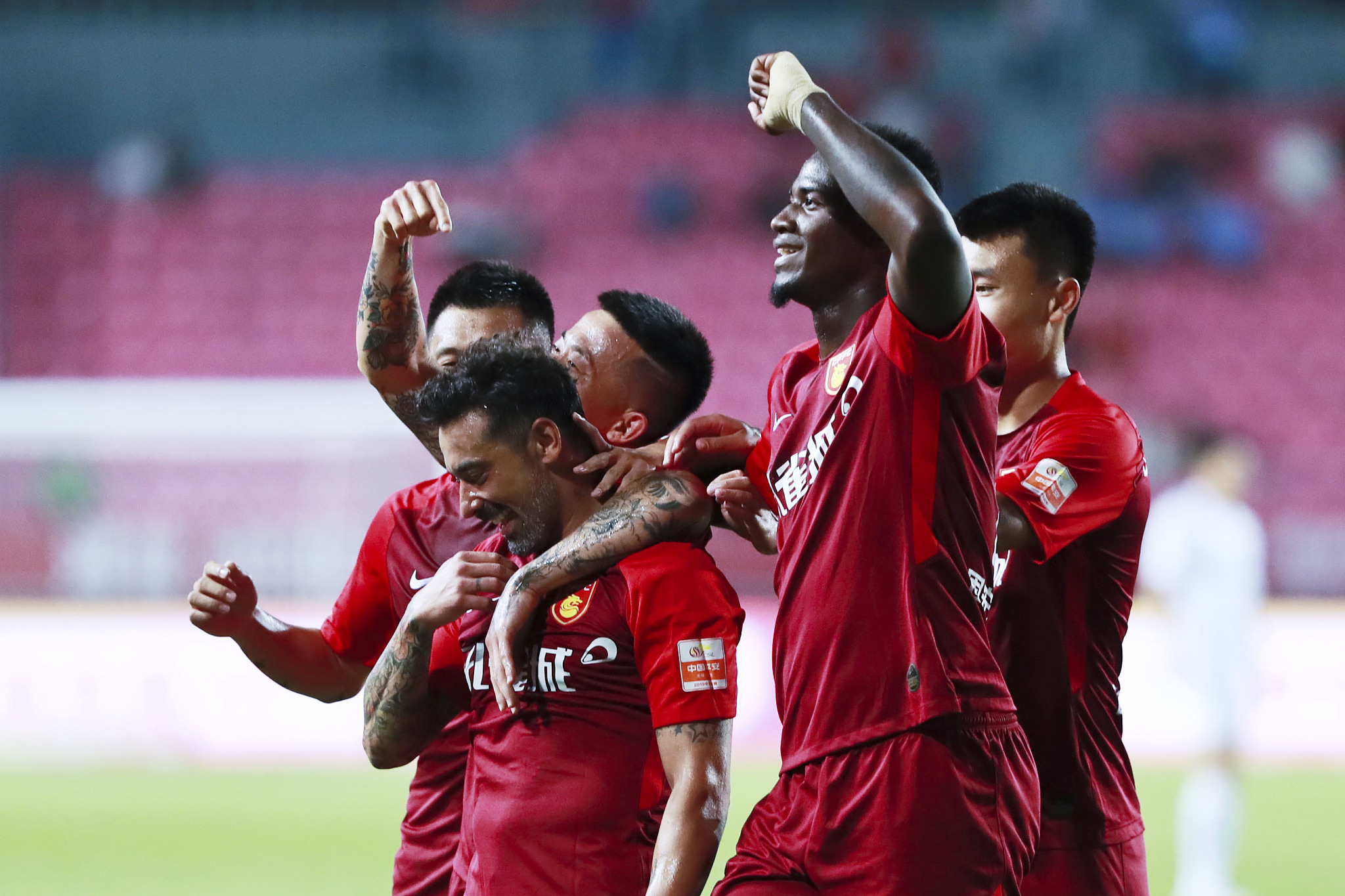 库里30岁后依然巅峰状态：多项数据超越乔丹，近8场均砍近30分